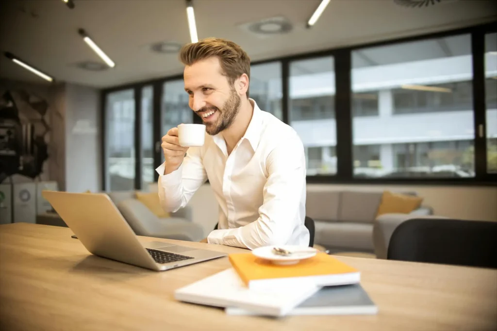 Profesional muda bekerja di meja kantor